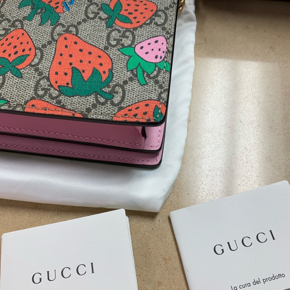 Gucci Wallet on a chain - Picture 2 of 6